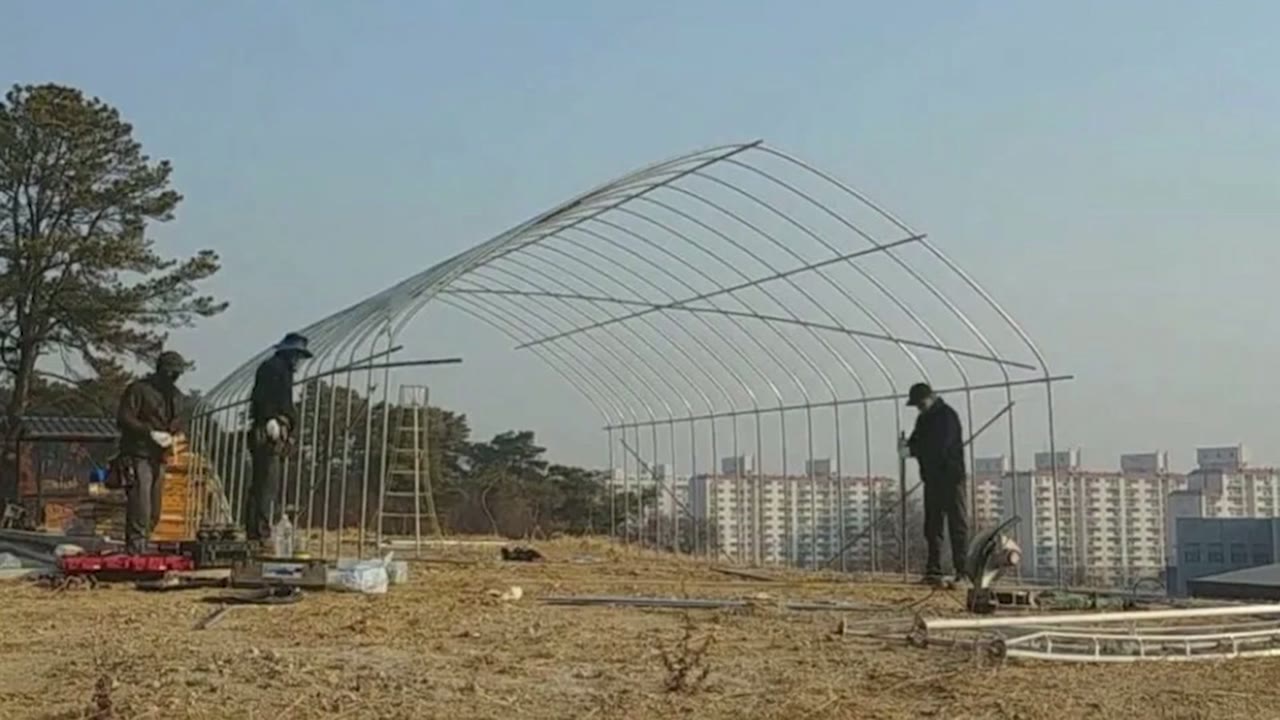 현장에서 사람이 골조를 세우는 기존 비닐하우스 시공